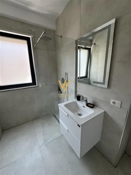 Tirane, jepet me qera apartament 2+1+Ballkon Kati 6, 145 m² 1.400 € (RRUGA E DURRESIT)