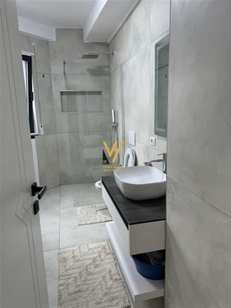 Tirane, jepet me qera 2+1+Ballkon Kati 6, 120 m² 1.200 € (RRUGA E DURRESIT)