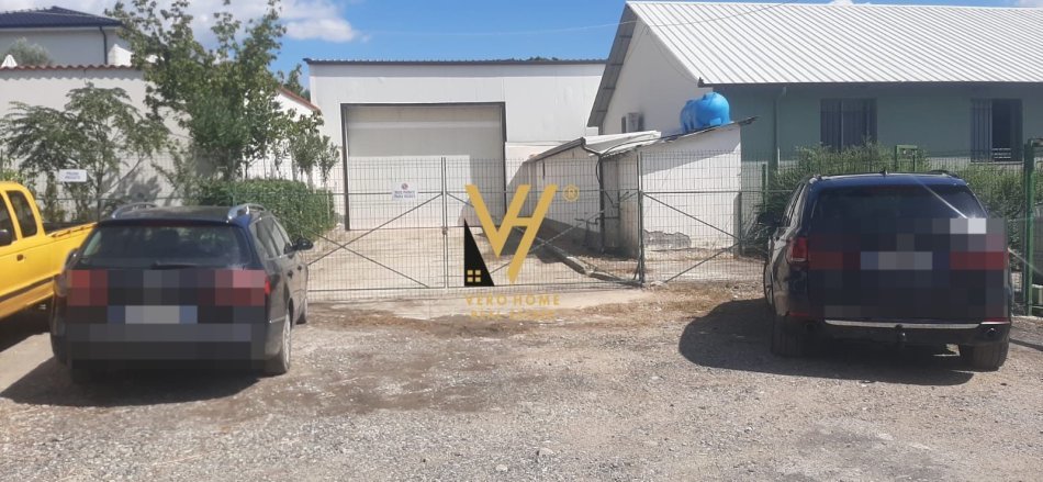 Elbasan, jepet me qera ambjent biznesi Kati 0, 2.200 m² 5.000 € (ELBASAN)