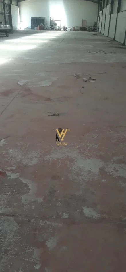 Elbasan, jepet me qera ambjent biznesi Kati 0, 2.200 m² 5.000 € (ELBASAN)