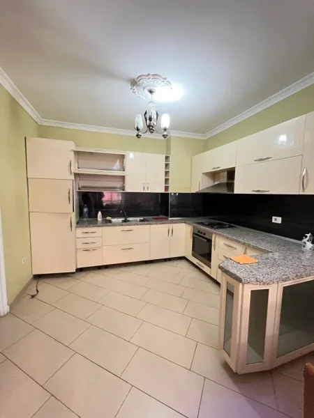 Tirane, jepet me qera apartament 2+1 Kati 2, 100 m² 400 € (Astir)