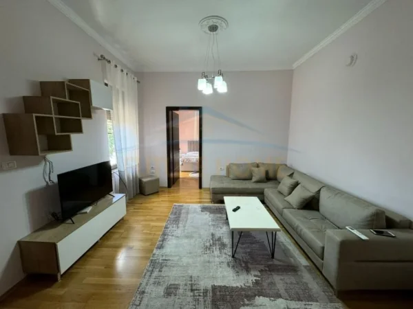 Korce, jepet me qera apartament 1+1 Kati 2, 80 m² 300 € (Bulevard Republika)