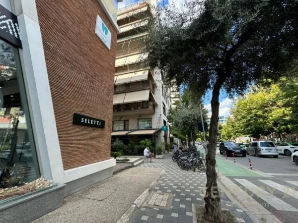 Tirane, shes ambjent biznesi Kati 0, 194 m² (Rr.Deshmoret e 4 Shkurtit Tirana, Albania)