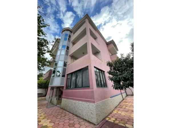 Tirane, jepet me qera Vile 5+1+Aneks+Ballkon Kati 3, 488 m² 2.800 € (vilat gjermane)