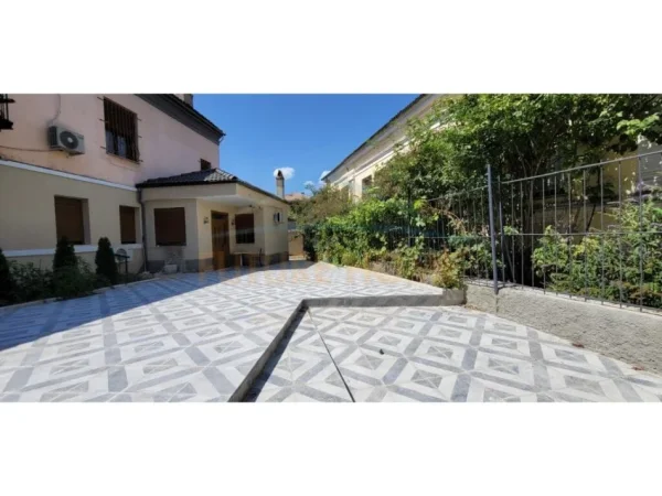 Korce, jepet me qera apartament 3+1 Kati 1, 600 € (Lagjia 12)