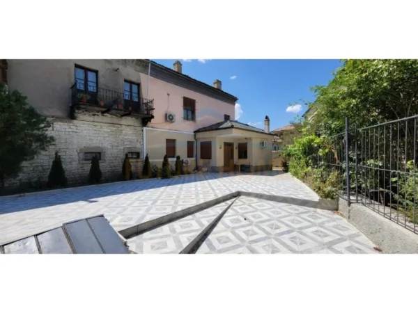 Korce, jepet me qera apartament 3+1 Kati 1, 600 € (Lagjia 12)