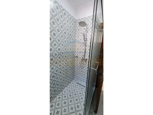 Korce, jepet me qera apartament 3+1 Kati 1, 600 € (Lagjia 12)