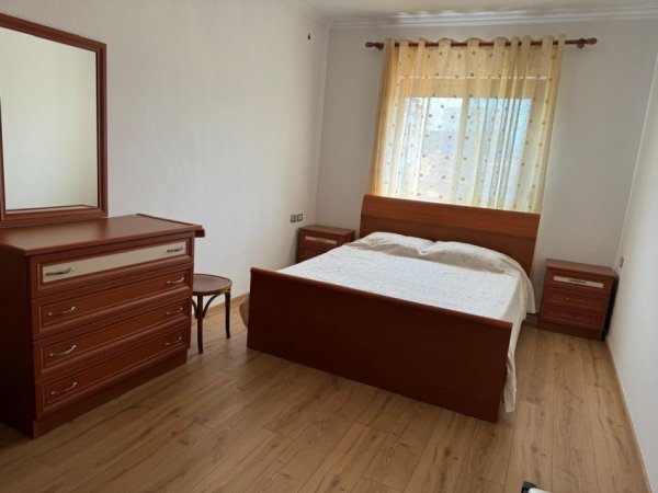 Tirane, jepet me qera apartament 3+1 Kati 4, 105 m² 600 € (rruga Bardhyl)