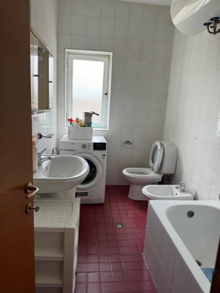 Tirane, jepet me qera apartament 3+1 Kati 4, 105 m² 600 € (rruga Bardhyl)