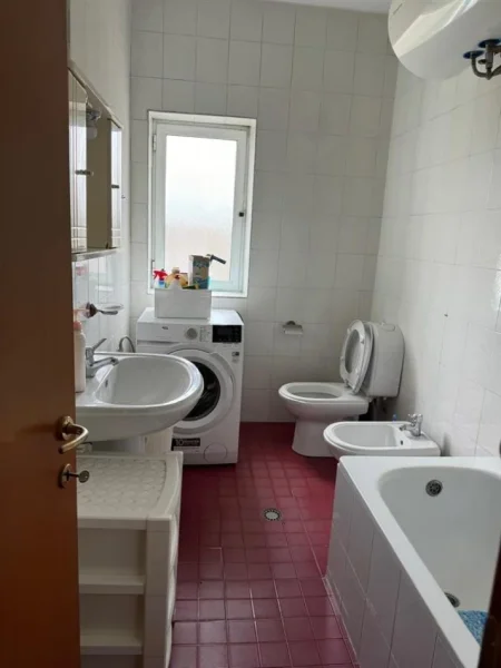 Tirane, jepet me qera apartament 3+1 Kati 4, 105 m² 600 € (rruga Bardhyl)