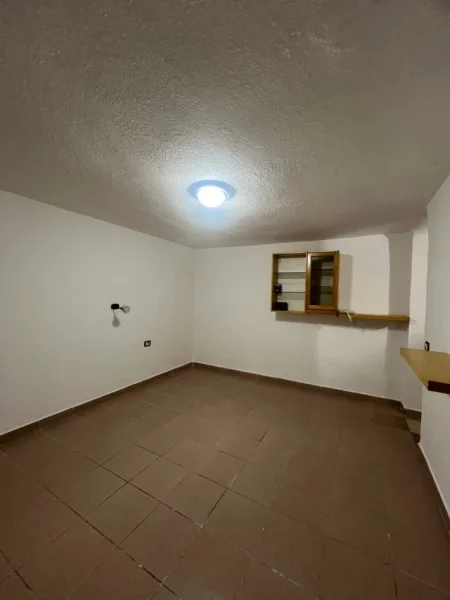 Tirane, jepet me qera ambjent biznesi Kati -1, 30 m² 230 € (Zogu i Zi)