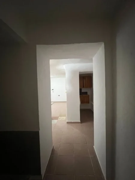 Tirane, jepet me qera ambjent biznesi Kati -1, 30 m² 230 € (Zogu i Zi)