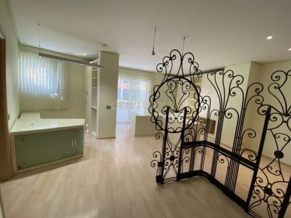 Tirane, jepet me qera ambjent biznesi Kati 2, 70 m² 900 € (pazari iri)