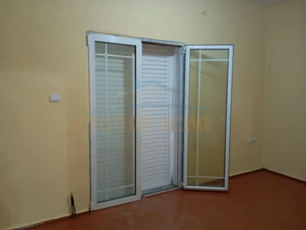 Korce, jepet me qera apartament 3+1 Kati 1, 140 m² 300 € (Lagjia 4)