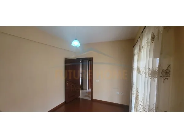 Korce, shitet apartament 3+1+Aneks+Ballkon Kati 3, 120 m² 95.000 € (Lagjia e re)