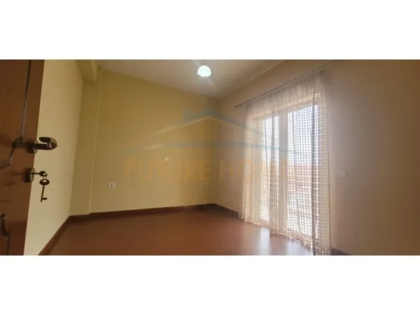 Korce, shitet apartament 3+1+Aneks+Ballkon Kati 3, 120 m² 95.000 € (Lagjia e re)