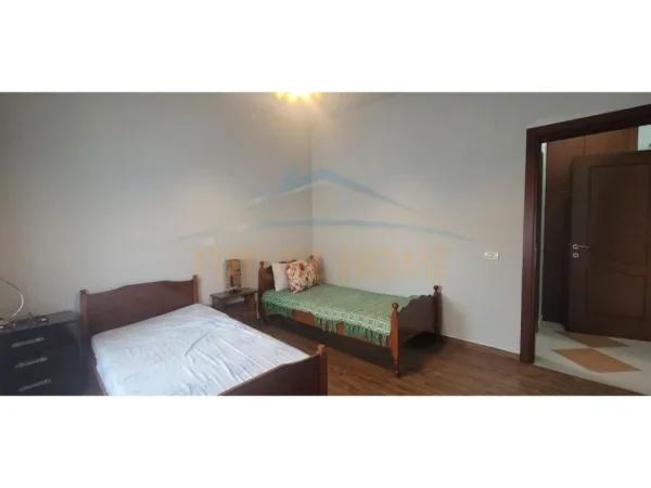 Korce, shitet apartament 3+1+Aneks+Ballkon Kati 3, 120 m² 95.000 € (Lagjia e re)