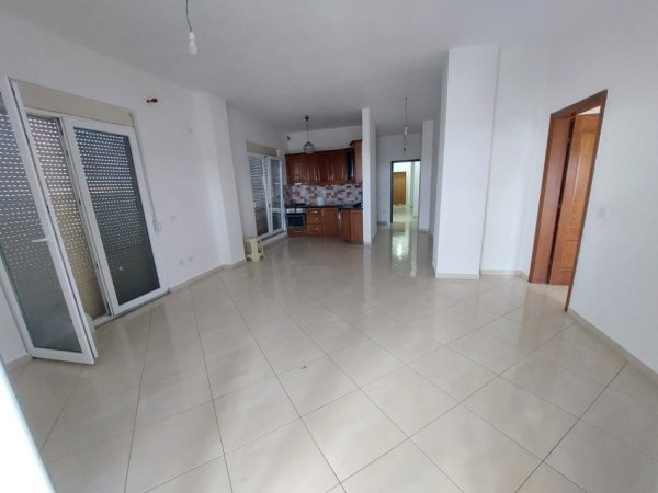 Durres, jap me qera apartament 2+1 Kati 7, 300 € (Prane Gjykates se Rrethit, Durres)