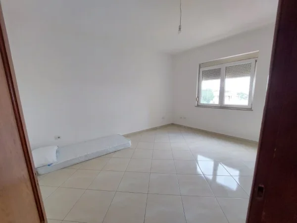 !!Dhene!! Durres, jap me qera apartament 2+1 Kati 7, 300 € (Prane Gjykates se Rrethit, Durres)