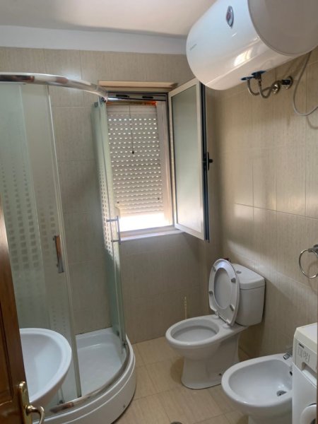 Tirane, jepet me qera apartament 2+1+Ballkon Kati 2, 75 m² 550 € (Myslym shyr , te tregu cam)