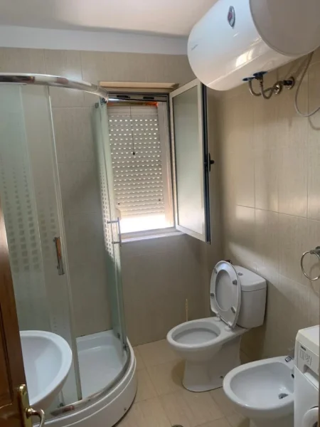 Tirane, jepet me qera apartament 2+1+Ballkon Kati 2, 75 m² 550 € (Myslym shyr , te tregu cam)