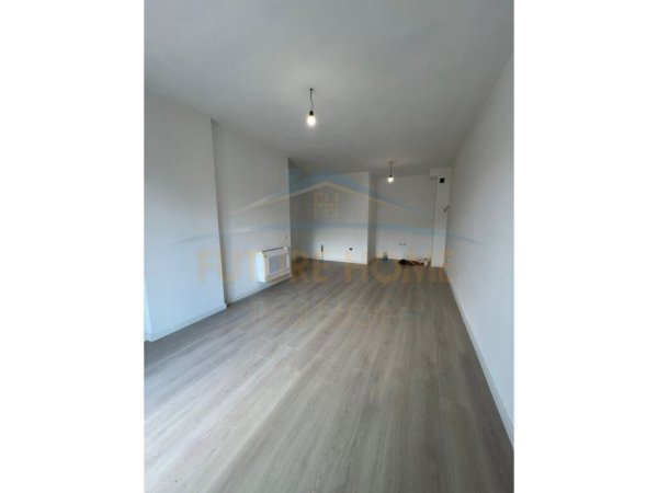 Tirane, jepet me qera apartament 2+1 Kati 1, 93 m² 700 € (Myslym Shyri)