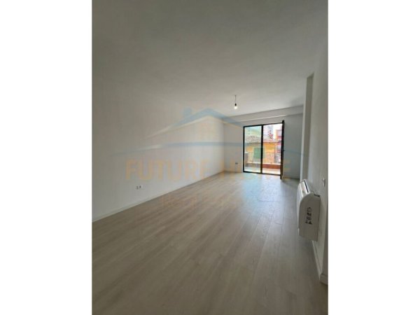 Tirane, jepet me qera apartament 2+1 Kati 1, 93 m² 700 € (Myslym Shyri)