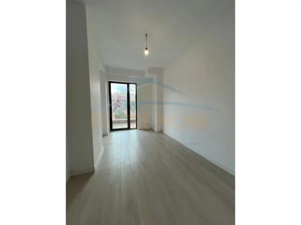 Tirane, jepet me qera apartament 2+1 Kati 1, 93 m² 700 € (Myslym Shyri)