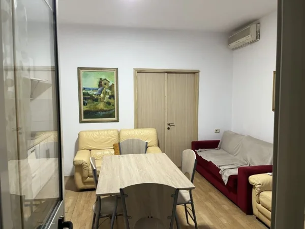 Tirane, jepet me qera apartament 1+1+Ballkon Kati 2, 400 € (Rruga Jorgjia Truja)