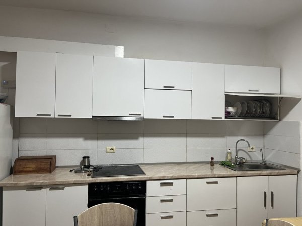 Tirane, jepet me qera apartament 1+1+Ballkon Kati 2, 400 € (Rruga Jorgjia Truja)