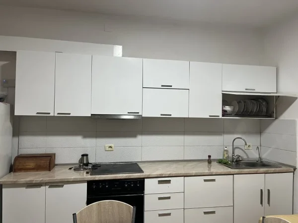 Tirane, jepet me qera apartament 1+1+Ballkon Kati 2, 400 € (Rruga Jorgjia Truja)