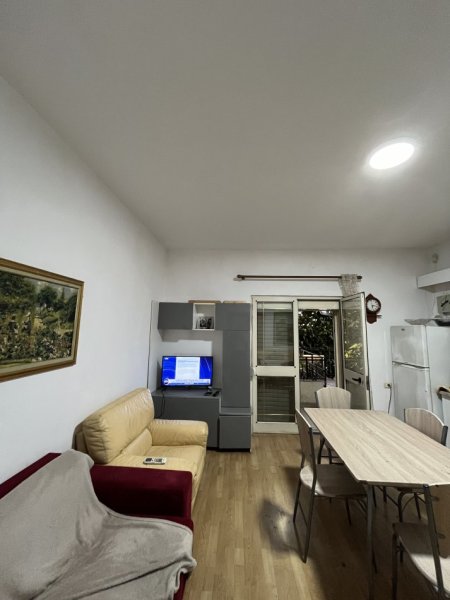 Tirane, jepet me qera apartament 1+1+Ballkon Kati 2, 400 € (Rruga Jorgjia Truja)