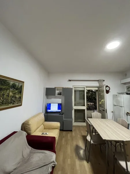 Tirane, jepet me qera apartament 1+1+Ballkon Kati 2, 400 € (Rruga Jorgjia Truja)