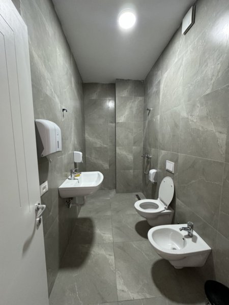 Tirane, jepet me qera ambjent biznesi Kati 18, 160 m² 1.700 € 