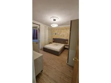 Tirane, jepet me qera apartament 1+1 Kati 3, 57 m² 550 € (Xhamllik, Tiranë AREA44464)