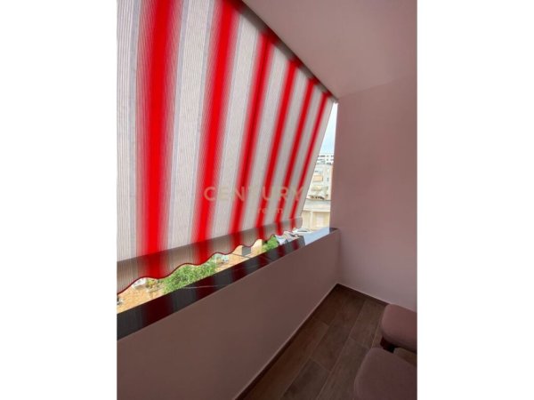 Tirane, jepet me qera apartament 1+1+Ballkon Kati 3, 57 m² 600 € (Xhamllik)