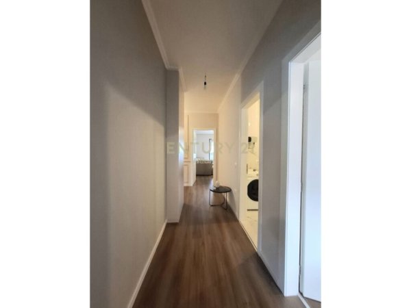 Tirane, jepet me qera apartament 2+1+Ballkon Kati 4, 96 m² 700 € (Kinostudio)
