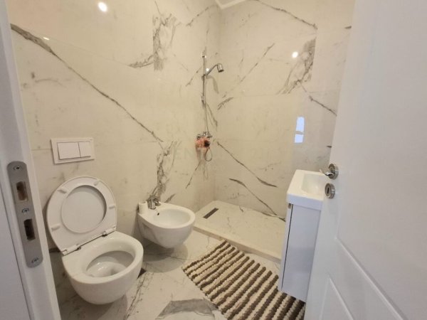 Tirane, jepet me qera apartament 2+1+Ballkon Kati 4, 96 m² 700 € (Kinostudio)
