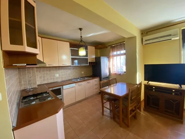 Tirane, jepet me qera apartament 1+1+Ballkon Kati 6, 75 m² 500 € (NDRE MJEDA)