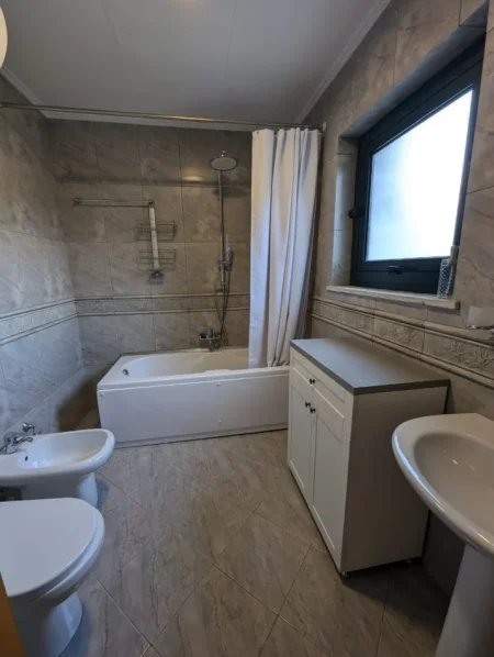 Tirane, jepet me qera apartament 3+1+3, 170.78 m2 , 2300 €uro/muaj (Rruga SAMI FRASHERI,TIRANE)