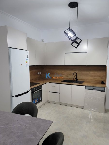 Tirane, jap me qera apartament 2+1+Ballkon Kati 3, 94 m² 500 € (perballe spitalit Amerikan 3)