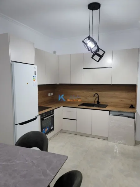 Tirane, jap me qera apartament 2+1+Ballkon Kati 3, 94 m² 500 € (perballe spitalit Amerikan 3)