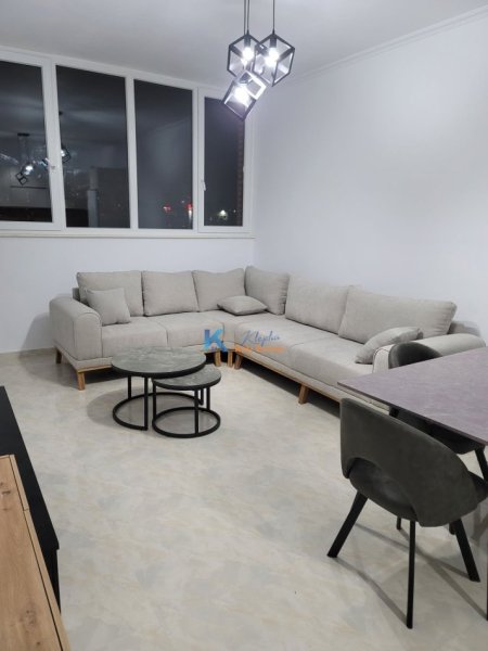 Tirane, jap me qera apartament 2+1+Ballkon Kati 3, 94 m² 500 € (perballe spitalit Amerikan 3)