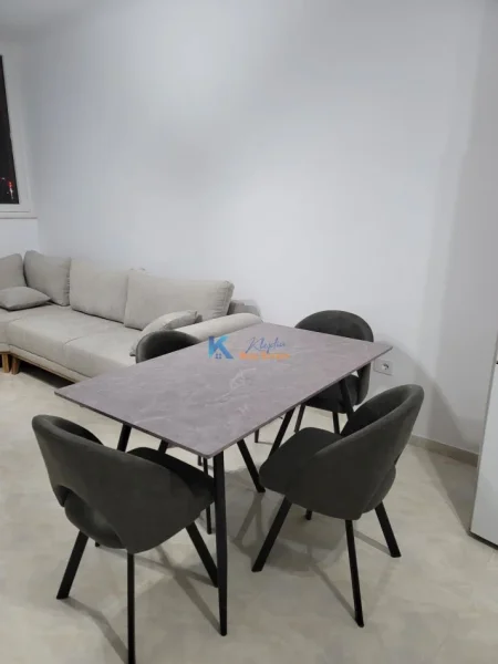Tirane, jap me qera apartament 2+1+Ballkon Kati 3, 94 m² 500 € (perballe spitalit Amerikan 3)