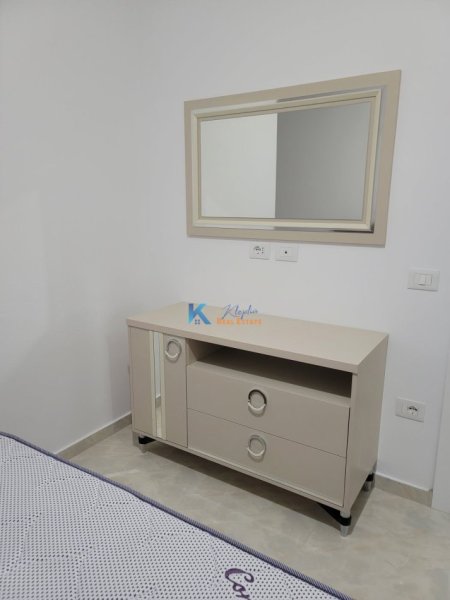 Tirane, jap me qera apartament 2+1+Ballkon Kati 3, 94 m² 500 € (perballe spitalit Amerikan 3)