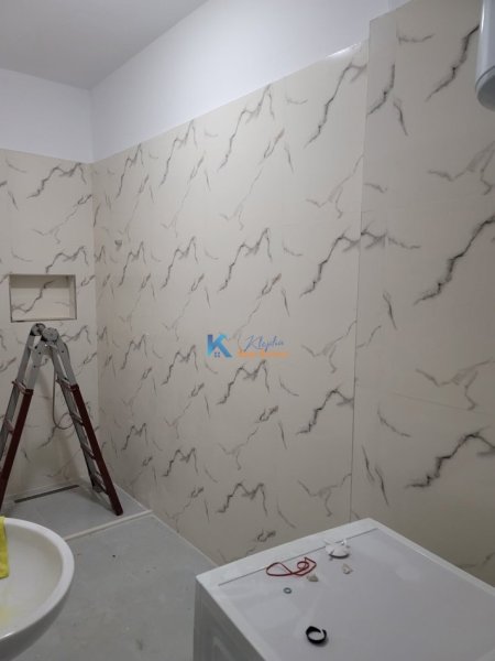 Tirane, jap me qera apartament 2+1+Ballkon Kati 3, 94 m² 500 € (perballe spitalit Amerikan 3)