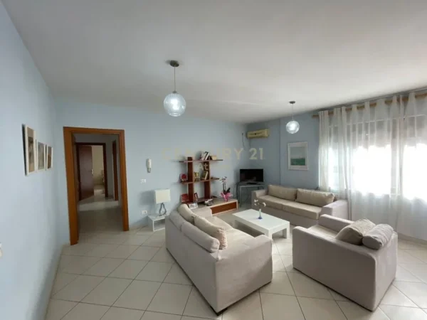 Tirane, jepet me qera apartament 2+1 Kati 8, 111 m² 800 € (rruga e barrikadave)
