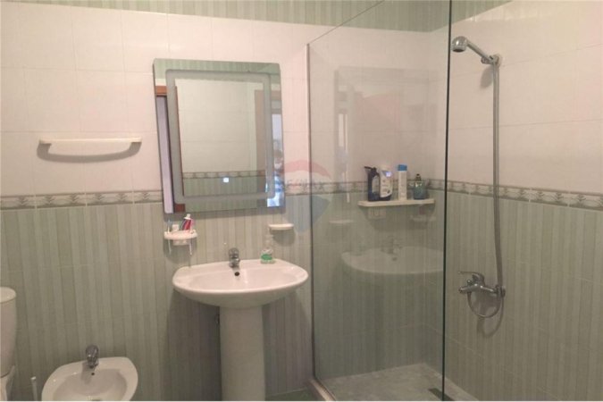 Tirane, jepet me qera 1+1+Ballkon Kati 8, 70 m² 550 € (Medar Shtylla)