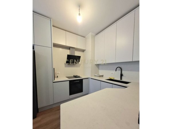 Tirane, jap me qera apartament 2+1+2 +Post parkimi , 96 m² 750 € (Kinostudio)