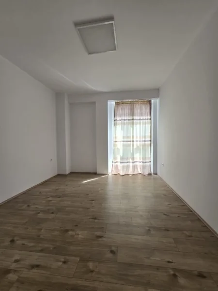 Tirane, jepet me qera zyre Kati 3, 100 m² 700 € (Rruga Sali Butka,Tirane)